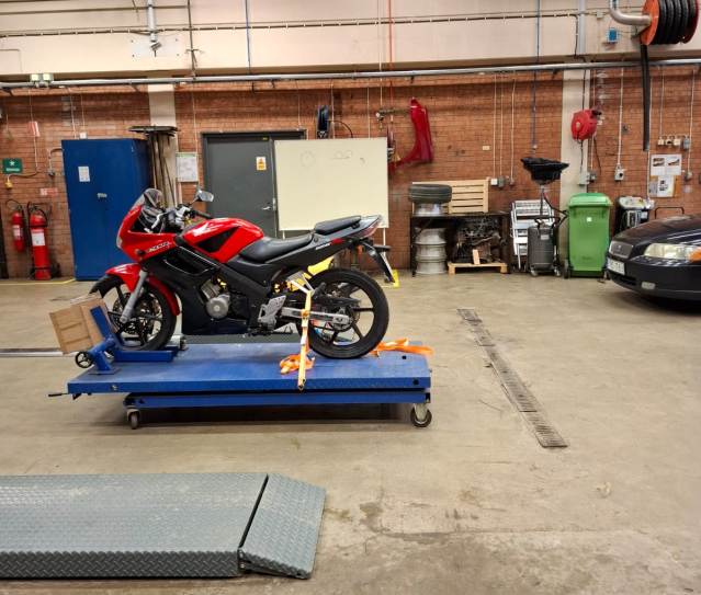 Ремонтна майстерня, де учні з порушеннями інтелекту опановують практичні вміння